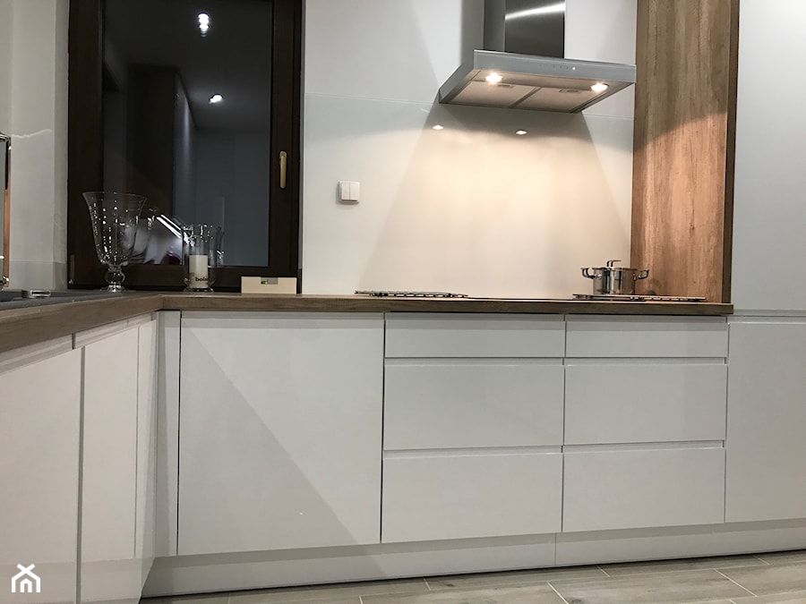 Kuchnia biały połysk + drewno - Średnia biała czarna z zabudowaną lodówką kuchnia w kształcie litery l z oknem, styl nowoczesny - zdjęcie od AJ-Strefa Kuchni
