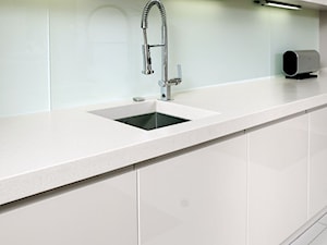 Nowoczesny design - Mała z kamiennym blatem biała z podblatowym zlewozmywakiem kuchnia jednorzędowa, styl nowoczesny - zdjęcie od AJ-Strefa Kuchni