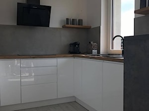 Biel, beton i drewno - Średnia zamknięta biała szara z zabudowaną lodówką z nablatowym zlewozmywakiem kuchnia w kształcie litery l z oknem, styl nowoczesny - zdjęcie od AJ-Strefa Kuchni