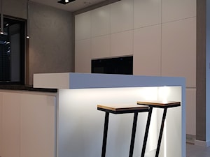 kuchnie lakierowane nowoczesne - Średnia otwarta z salonem z kamiennym blatem z zabudowaną lodówką kuchnia w kształcie litery g z oknem - zdjęcie od Projekt-Kuchnie