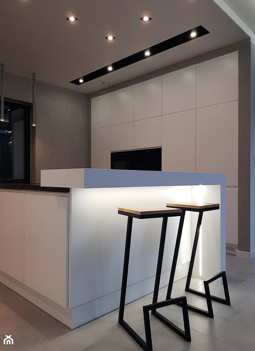 kuchnie lakierowane nowoczesne - Średnia otwarta z salonem z kamiennym blatem z zabudowaną lodówką kuchnia w kształcie litery g z oknem - zdjęcie od Projekt-Kuchnie