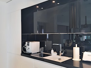 kuchnie lakierowane nowoczesne - Duża zamknięta z kamiennym blatem czarna z zabudowaną lodówką z lodówką wolnostojącą z nablatowym zlewozmywakiem kuchnia jednorzędowa - zdjęcie od Projekt-Kuchnie