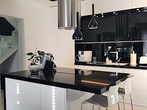 kuchnie lakierowane nowoczesne - Średnia otwarta z salonem biała czarna z zabudowaną lodówką kuchnia jednorzędowa z wyspą lub półwyspem - zdjęcie od Projekt-Kuchnie
