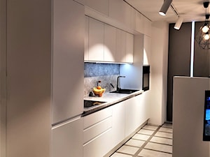 kuchnie lakierowane nowoczesne - Średnia otwarta z salonem biała szara z zabudowaną lodówką z nablatowym zlewozmywakiem kuchnia jednorzędowa - zdjęcie od Projekt-Kuchnie