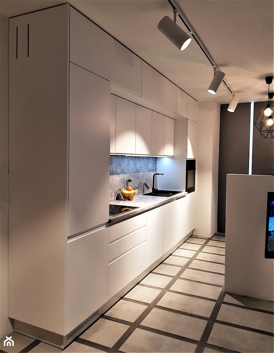 kuchnie lakierowane nowoczesne - Średnia otwarta z salonem biała szara z zabudowaną lodówką z nablatowym zlewozmywakiem kuchnia jednorzędowa - zdjęcie od Projekt-Kuchnie