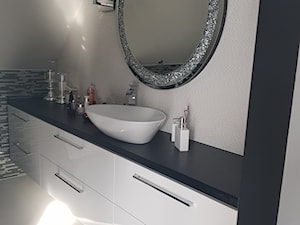 Meble łazienkowe - Mała na poddaszu bez okna z lustrem łazienka - zdjęcie od Projekt-Kuchnie