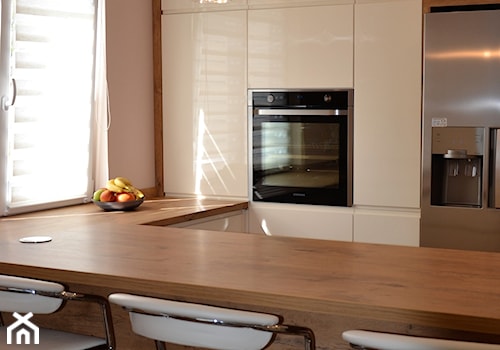 kuchnie lakierowane nowoczesne - Średnia otwarta z salonem beżowa z zabudowaną lodówką z lodówką wolnostojącą kuchnia w kształcie litery u z oknem - zdjęcie od Projekt-Kuchnie