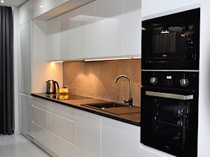 kuchnie lakierowane nowoczesne - Średnia otwarta z salonem beżowa biała z zabudowaną lodówką z podblatowym zlewozmywakiem kuchnia jednorzędowa - zdjęcie od Projekt-Kuchnie