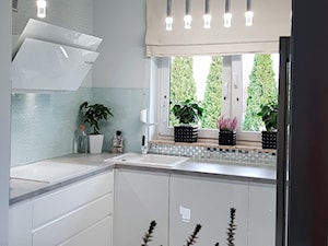kuchnie lakierowane nowoczesne - Średnia biała z zabudowaną lodówką z podblatowym zlewozmywakiem kuchnia w kształcie litery l z oknem - zdjęcie od Projekt-Kuchnie
