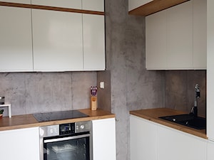 kuchnie lakierowane nowoczesne - Średnia zamknięta szara z zabudowaną lodówką z nablatowym zlewozmywakiem kuchnia w kształcie litery l - zdjęcie od Projekt-Kuchnie