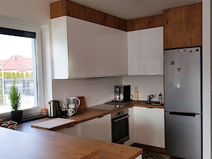 kuchnie lakierowane nowoczesne - Średnia otwarta biała z zabudowaną lodówką z lodówką wolnostojącą z nablatowym zlewozmywakiem kuchnia w kształcie litery u z oknem - zdjęcie od Projekt-Kuchnie