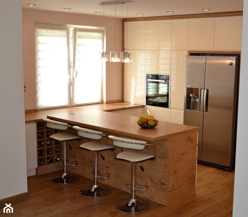 kuchnie lakierowane nowoczesne - Mała otwarta szara z zabudowaną lodówką kuchnia w kształcie litery u z oknem - zdjęcie od Projekt-Kuchnie - Homebook