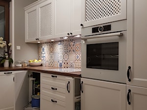KUCHNIA ANGIELSKA - Średnia szara z zabudowaną lodówką kuchnia w kształcie litery l, styl skandynawski - zdjęcie od Projekt-Kuchnie