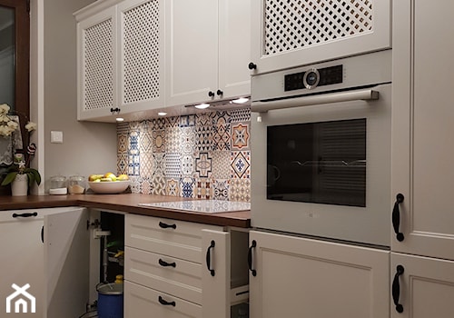 KUCHNIA ANGIELSKA - Średnia szara z zabudowaną lodówką kuchnia w kształcie litery l, styl skandynawski - zdjęcie od Projekt-Kuchnie