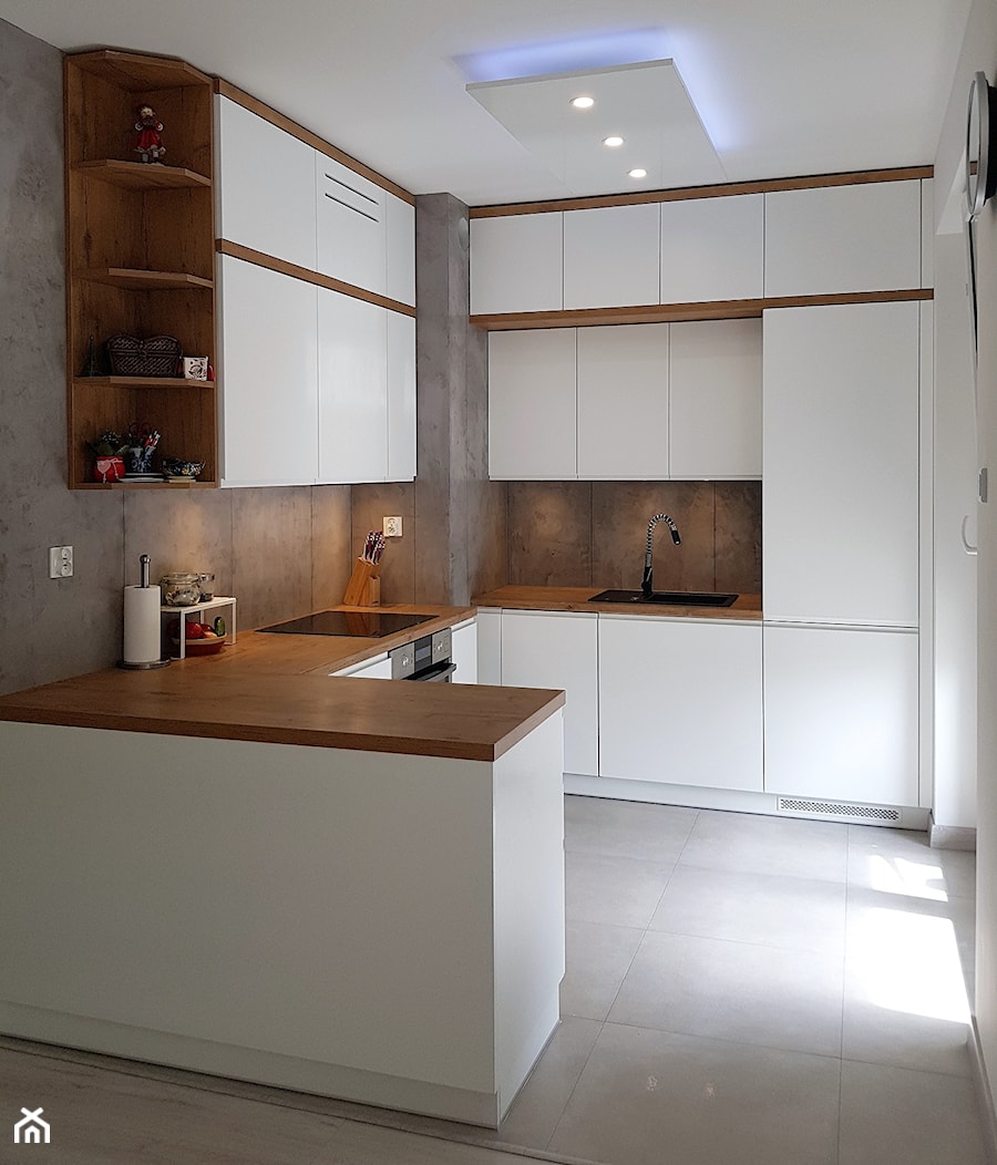 kuchnie lakierowane nowoczesne - Średnia otwarta biała szara z zabudowaną lodówką z nablatowym zlewozmywakiem kuchnia w kształcie litery u z oknem - zdjęcie od Projekt-Kuchnie