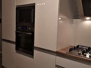 kuchnie lakierowane nowoczesne - Średnia zamknięta szara z zabudowaną lodówką kuchnia jednorzędowa, styl nowoczesny - zdjęcie od Projekt-Kuchnie
