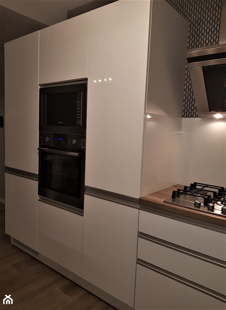 kuchnie lakierowane nowoczesne - Średnia zamknięta szara z zabudowaną lodówką kuchnia jednorzędowa, styl nowoczesny - zdjęcie od Projekt-Kuchnie - Homebook