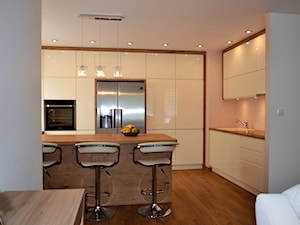 kuchnie lakierowane nowoczesne - Średnia otwarta z salonem szara z zabudowaną lodówką z nablatowym zlewozmywakiem kuchnia w kształcie litery l - zdjęcie od Projekt-Kuchnie