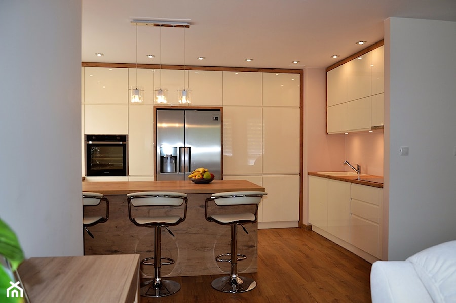 kuchnie lakierowane nowoczesne - Średnia otwarta z salonem szara z zabudowaną lodówką z nablatowym zlewozmywakiem kuchnia w kształcie litery l - zdjęcie od Projekt-Kuchnie