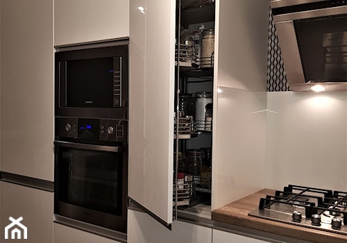 kuchnie lakierowane nowoczesne - Mała otwarta biała z zabudowaną lodówką kuchnia jednorzędowa, styl nowoczesny - zdjęcie od Projekt-Kuchnie