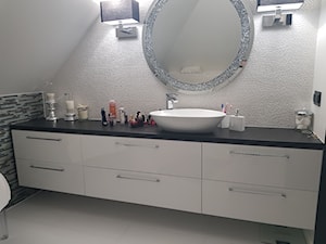 Meble łazienkowe - Średnia na poddaszu bez okna z lustrem łazienka - zdjęcie od Projekt-Kuchnie