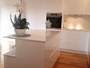 kuchnie lakierowane nowoczesne - Mała otwarta z kamiennym blatem biała z zabudowaną lodówką kuchnia w kształcie litery l z wyspą lub półwyspem - zdjęcie od Projekt-Kuchnie