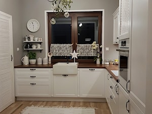 KUCHNIA - Średnia zamknięta szara z zabudowaną lodówką z nablatowym zlewozmywakiem kuchnia w kształcie litery l z oknem - zdjęcie od Projekt-Kuchnie