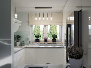 kuchnie lakierowane nowoczesne - Mała otwarta z kamiennym blatem szara z zabudowaną lodówką z nablatowym zlewozmywakiem kuchnia w kształcie litery g z oknem - zdjęcie od Projekt-Kuchnie