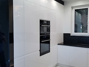 kuchnie lakierowane nowoczesne - Średnia biała czarna z zabudowaną lodówką z nablatowym zlewozmywakiem kuchnia w kształcie litery u z oknem - zdjęcie od Projekt-Kuchnie