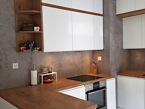 kuchnie lakierowane nowoczesne - Mała otwarta szara z zabudowaną lodówką kuchnia w kształcie litery u - zdjęcie od Projekt-Kuchnie