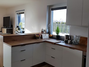 kuchnie lakierowane nowoczesne - Mała otwarta z salonem biała z zabudowaną lodówką z lodówką wolnostojącą kuchnia w kształcie litery l z oknem - zdjęcie od Projekt-Kuchnie