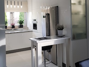kuchnie lakierowane nowoczesne - Średnia otwarta z salonem z kamiennym blatem szara z zabudowaną lodówką kuchnia w kształcie litery g z oknem - zdjęcie od Projekt-Kuchnie