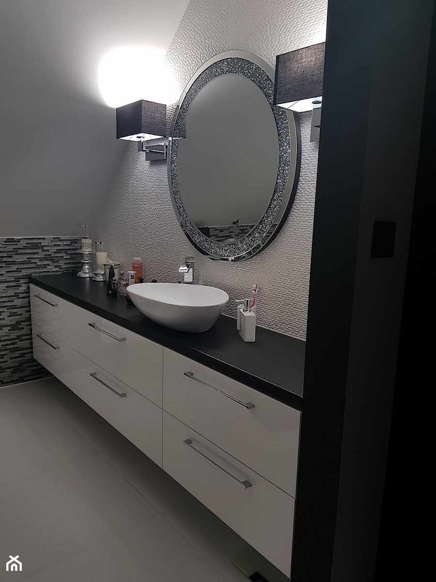 Meble łazienkowe - Mała na poddaszu bez okna z lustrem łazienka - zdjęcie od Projekt-Kuchnie