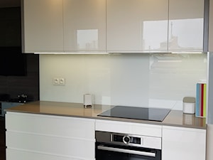 kuchnie lakierowane nowoczesne - Mała otwarta z kamiennym blatem biała z zabudowaną lodówką kuchnia jednorzędowa - zdjęcie od Projekt-Kuchnie