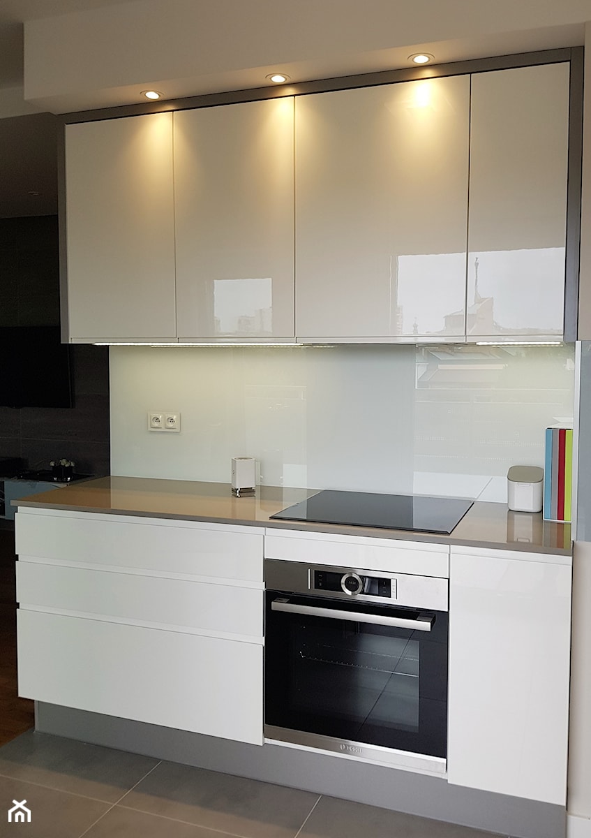 kuchnie lakierowane nowoczesne - Mała otwarta z kamiennym blatem biała z zabudowaną lodówką kuchnia jednorzędowa - zdjęcie od Projekt-Kuchnie
