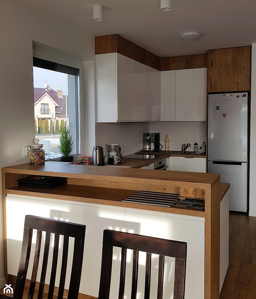 kuchnie lakierowane nowoczesne - Średnia otwarta biała z zabudowaną lodówką z podblatowym zlewozmywakiem kuchnia w kształcie litery u z oknem - zdjęcie od Projekt-Kuchnie