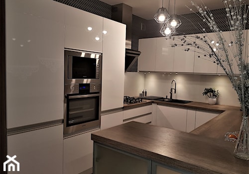 kuchnie lakierowane nowoczesne - Mała otwarta czarna szara z zabudowaną lodówką z nablatowym zlewozmywakiem kuchnia w kształcie litery g, styl nowoczesny - zdjęcie od Projekt-Kuchnie