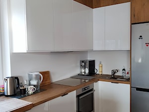 kuchnie lakierowane nowoczesne - Mała zamknięta biała z zabudowaną lodówką z lodówką wolnostojącą z nablatowym zlewozmywakiem kuchnia w kształcie litery u z oknem - zdjęcie od Projekt-Kuchnie
