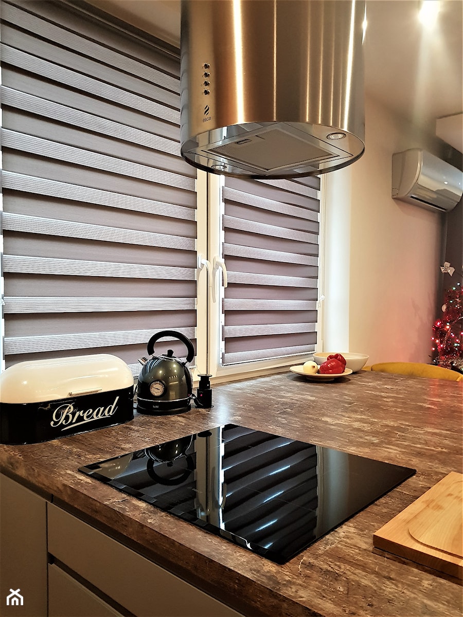 kuchnie lakierowane nowoczesne - Średnia otwarta z salonem biała z zabudowaną lodówką kuchnia w kształcie litery l z oknem, styl nowoczesny - zdjęcie od Projekt-Kuchnie