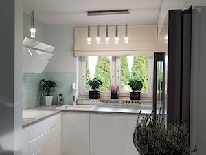 kuchnie lakierowane nowoczesne - Mała zamknięta z kamiennym blatem szara z zabudowaną lodówką z nablatowym zlewozmywakiem kuchnia w kształcie litery g z oknem - zdjęcie od Projekt-Kuchnie