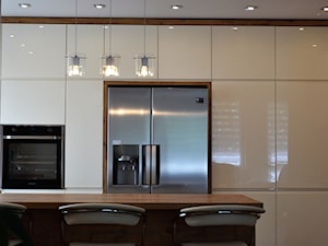 kuchnie lakierowane nowoczesne - Średnia otwarta czarna szara z zabudowaną lodówką kuchnia jednorzędowa - zdjęcie od Projekt-Kuchnie