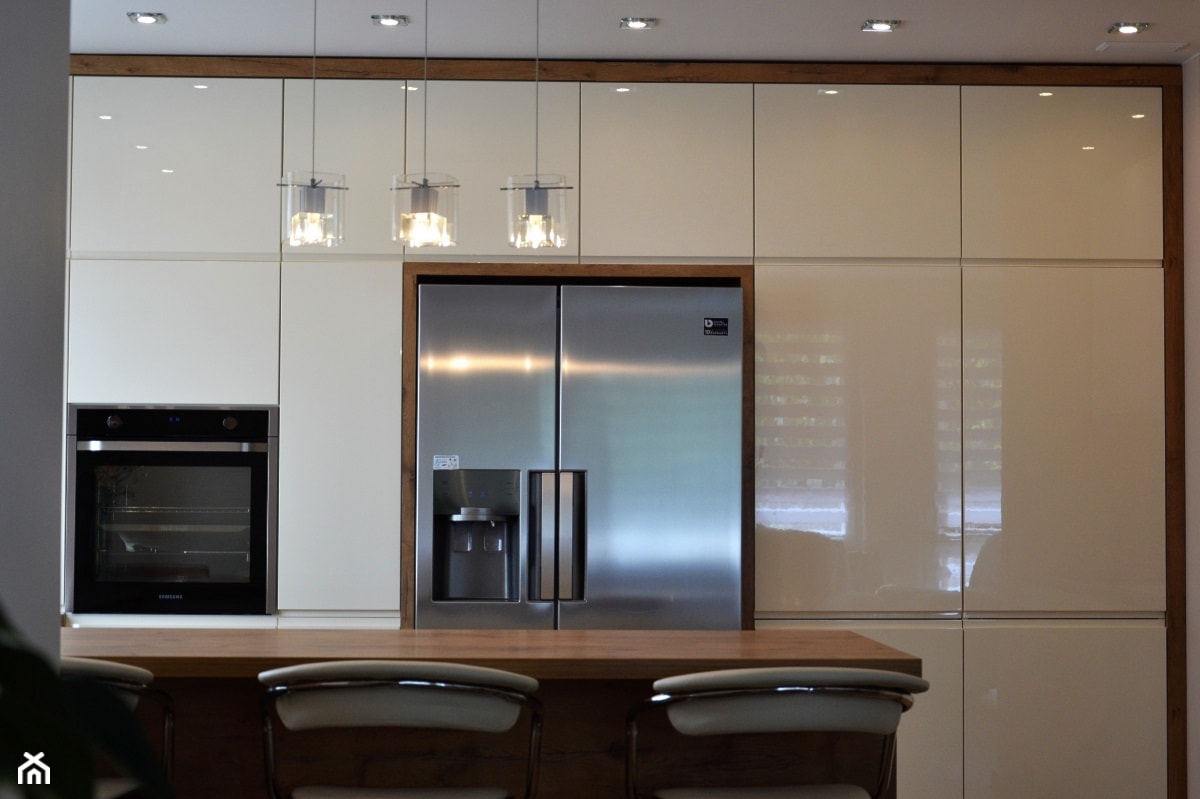 kuchnie lakierowane nowoczesne - Średnia otwarta czarna szara z zabudowaną lodówką kuchnia jednorzędowa - zdjęcie od Projekt-Kuchnie - Homebook