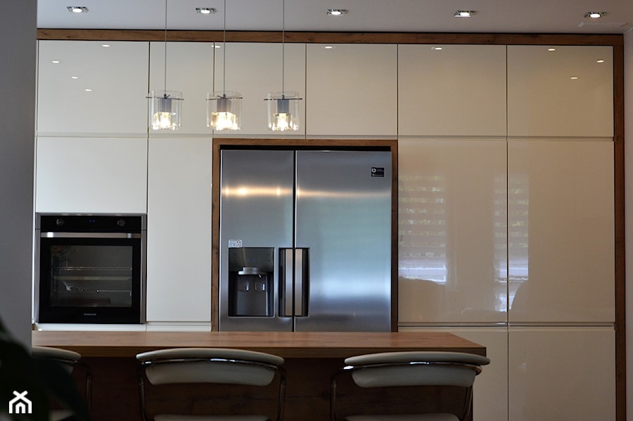 kuchnie lakierowane nowoczesne - Średnia otwarta czarna szara z zabudowaną lodówką kuchnia jednorzędowa - zdjęcie od Projekt-Kuchnie