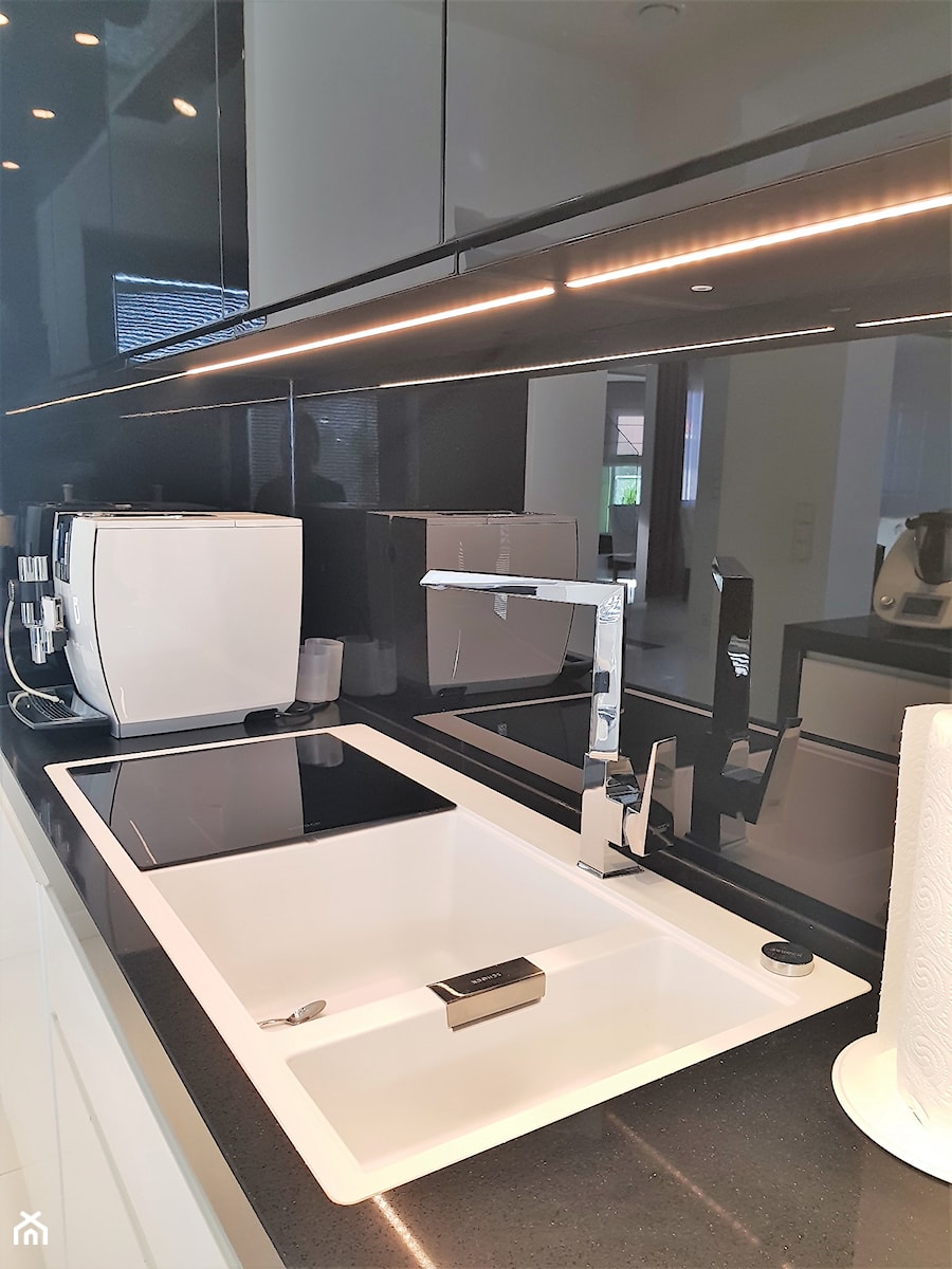 kuchnie lakierowane nowoczesne - Średnia otwarta z salonem czarna z zabudowaną lodówką z nablatowym zlewozmywakiem kuchnia dwurzędowa z oknem - zdjęcie od Projekt-Kuchnie