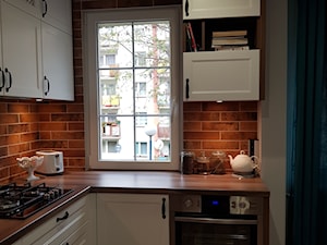 KUCHNIA - Mała otwarta biała z zabudowaną lodówką kuchnia w kształcie litery l z oknem - zdjęcie od Projekt-Kuchnie
