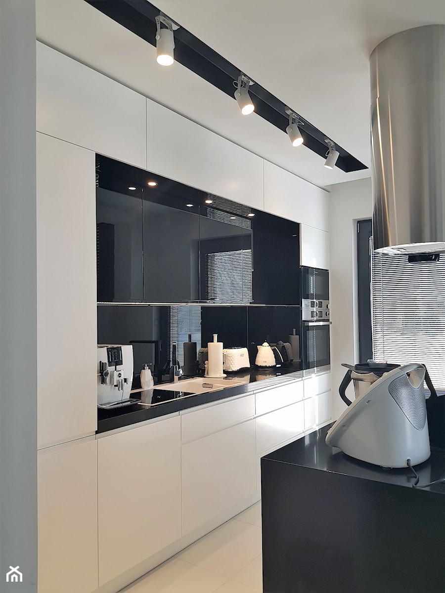 kuchnie lakierowane nowoczesne - Średnia otwarta biała czarna z zabudowaną lodówką z nablatowym zlewozmywakiem kuchnia dwurzędowa z oknem - zdjęcie od Projekt-Kuchnie