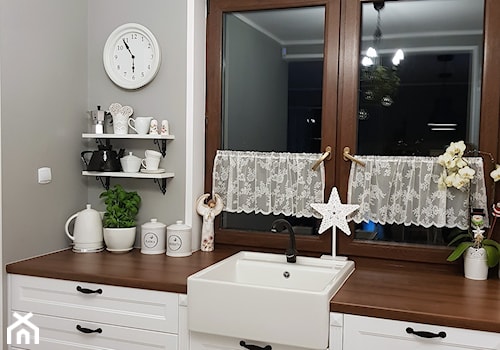KUCHNIA ANGIELSKA - Mała otwarta szara z nablatowym zlewozmywakiem kuchnia jednorzędowa z oknem, styl skandynawski - zdjęcie od Projekt-Kuchnie