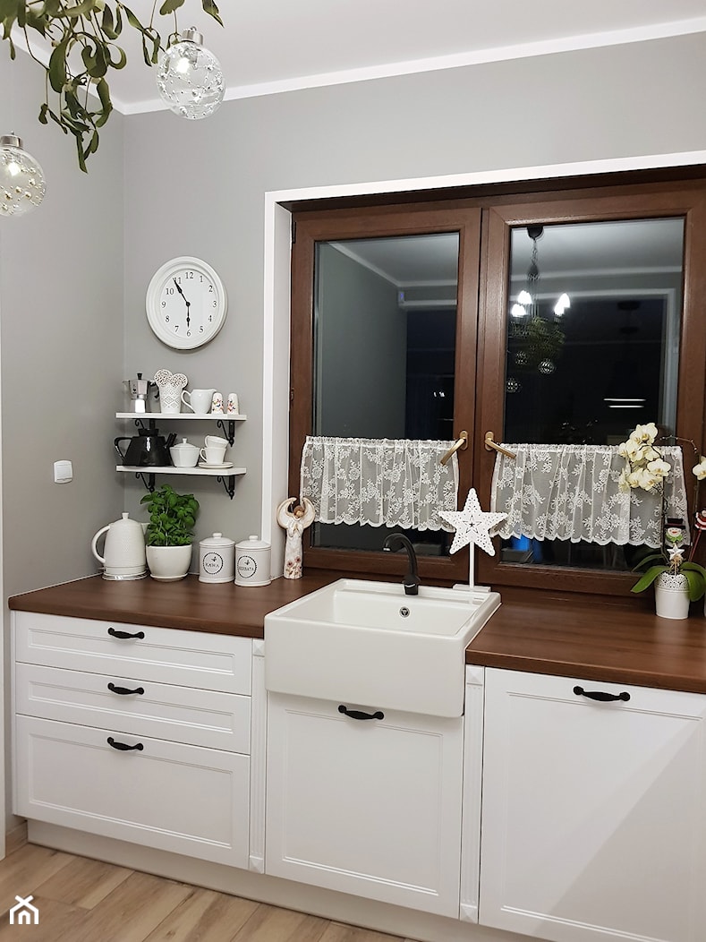 KUCHNIA ANGIELSKA - Mała otwarta szara z nablatowym zlewozmywakiem kuchnia jednorzędowa z oknem, styl skandynawski - zdjęcie od Projekt-Kuchnie - Homebook