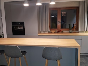 kuchnie lakierowane nowoczesne - Średnia otwarta biała kuchnia jednorzędowa z oknem - zdjęcie od Projekt-Kuchnie