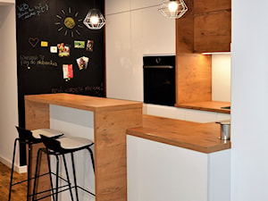 kuchnie lakierowane nowoczesne - Średnia otwarta z salonem biała z zabudowaną lodówką kuchnia w kształcie litery u - zdjęcie od Projekt-Kuchnie
